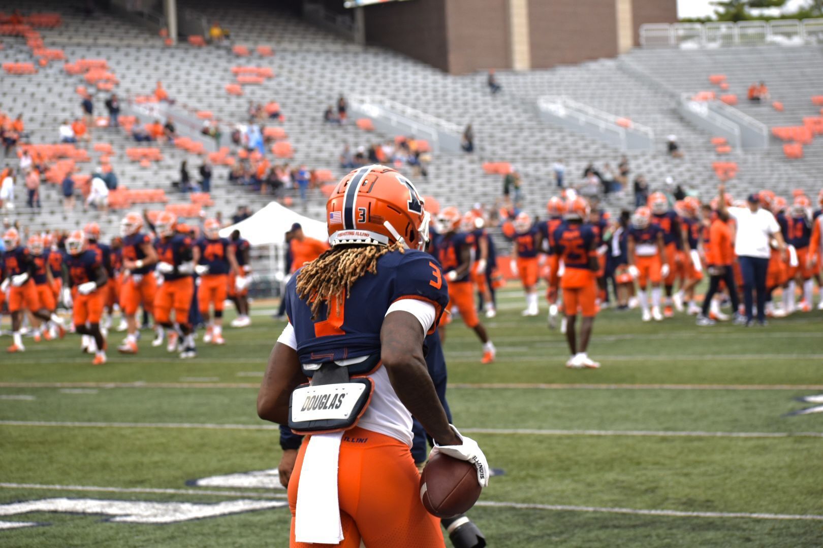 PHOTOS: Illinois warms up against Charlotte